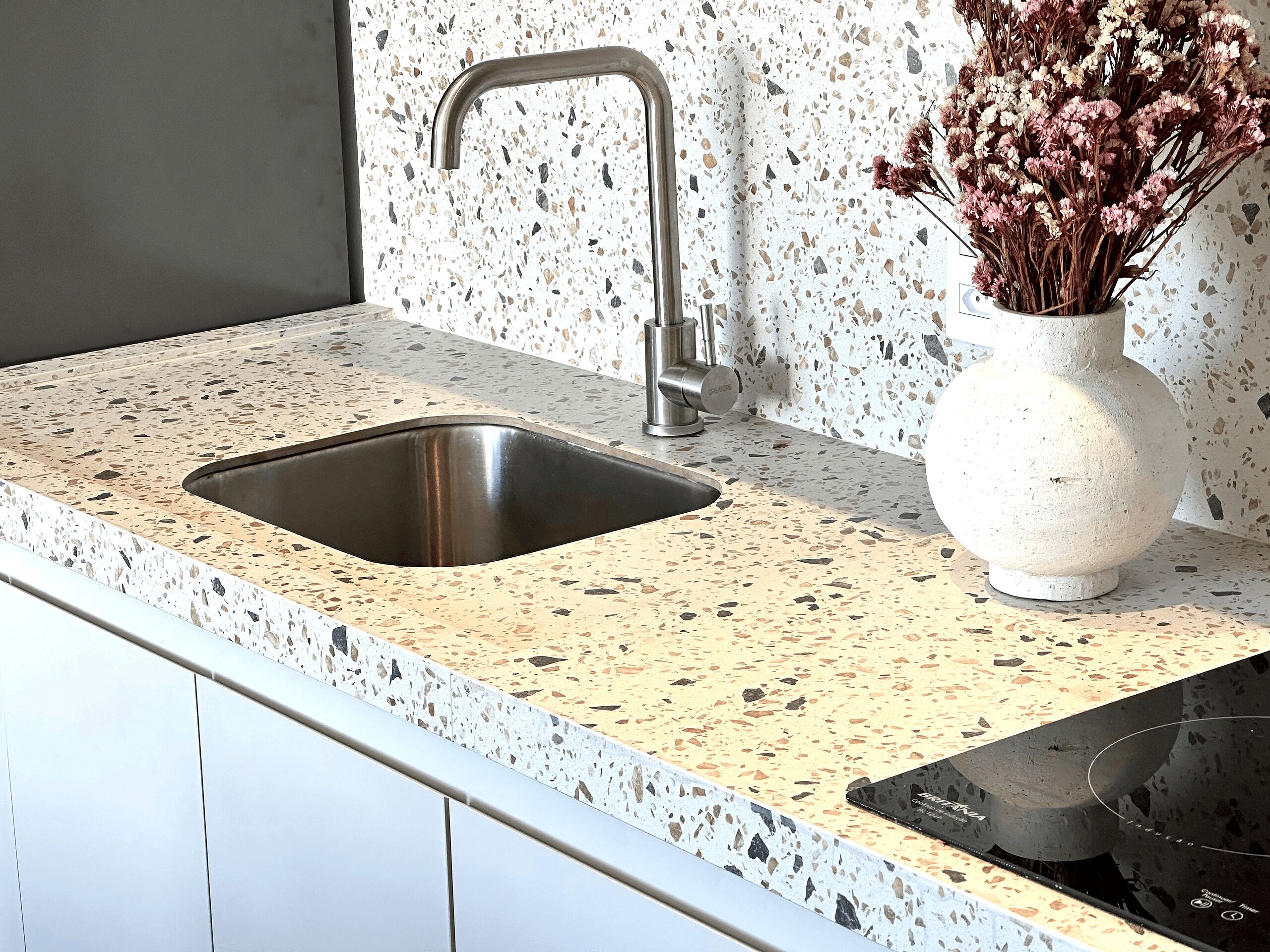 Geladeira, micro-ondas, cafeteira/chaleira