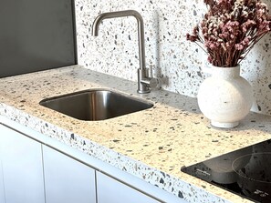 Kühlschrank, Mikrowelle, Wasserkocher mit Kaffee-/Teezubehör