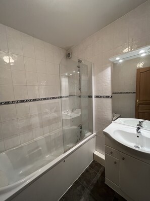 Regadera, secadora de cabello, jabón, papel de baño 