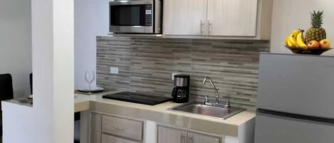 Kühlschrank, Mikrowelle, Herdplatte, Wasserkocher mit Kaffee-/Teezubehör