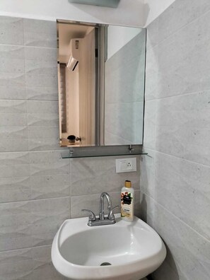 Douche, serviettes fournies, savon, shampoing