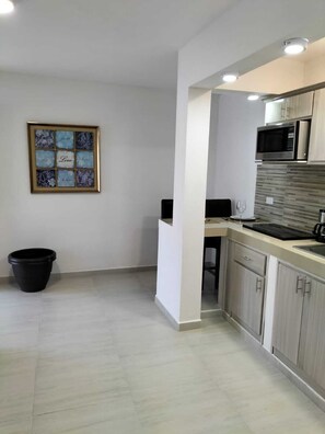 Geladeira, micro-ondas, cooktop, cafeteira/chaleira
