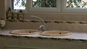 Vasca idromassaggio, asciugacapelli, asciugamani, sapone