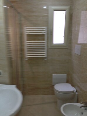 Baignoire à jets, sèche-cheveux, serviettes fournies, savon