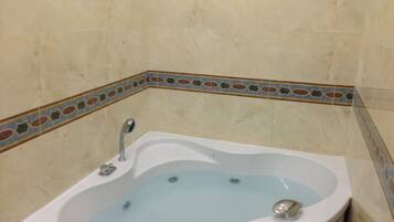 Vasca idromassaggio, asciugacapelli, asciugamani, sapone