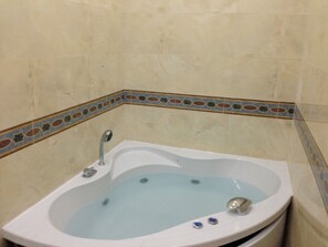 Baignoire Ă jets, sĂšche-cheveux, serviettes fournies, savon