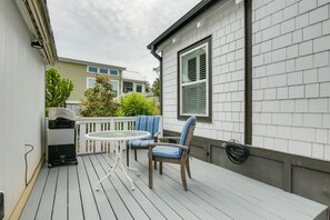 Outdoor dining - Flat Rock Tiny Home: BBQ-Ready Patio & Pool Access (Flat Rock)