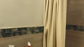 Secadora de cabello, toallas, papel de baño