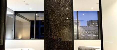 2 Schlafzimmer, Schreibtisch, Bügeleisen/Bügelbrett, Reisekinderbett