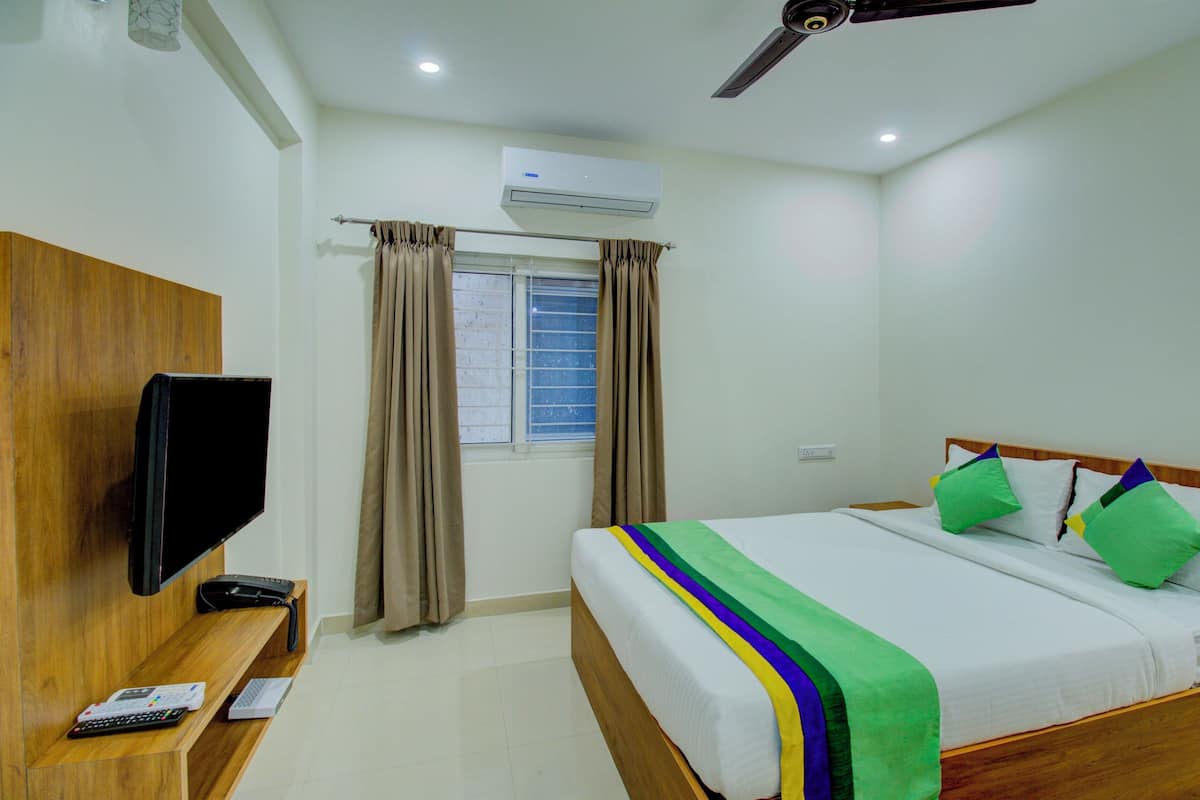 Deluxe Room | Desk, iron/ironing board