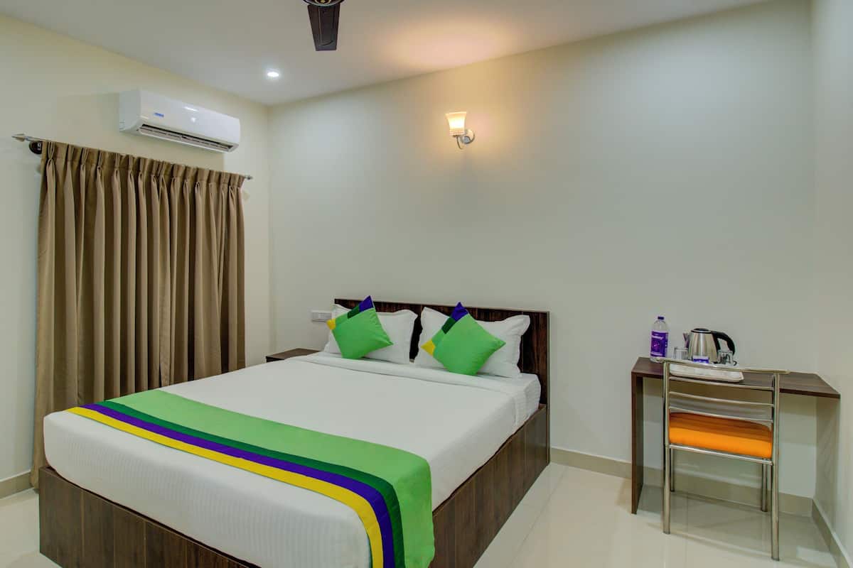 Standard Room | Desk, iron/ironing board
