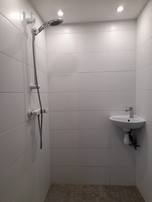 Secador de cabelo, toalhas de banho, sabonete, papel higiênico