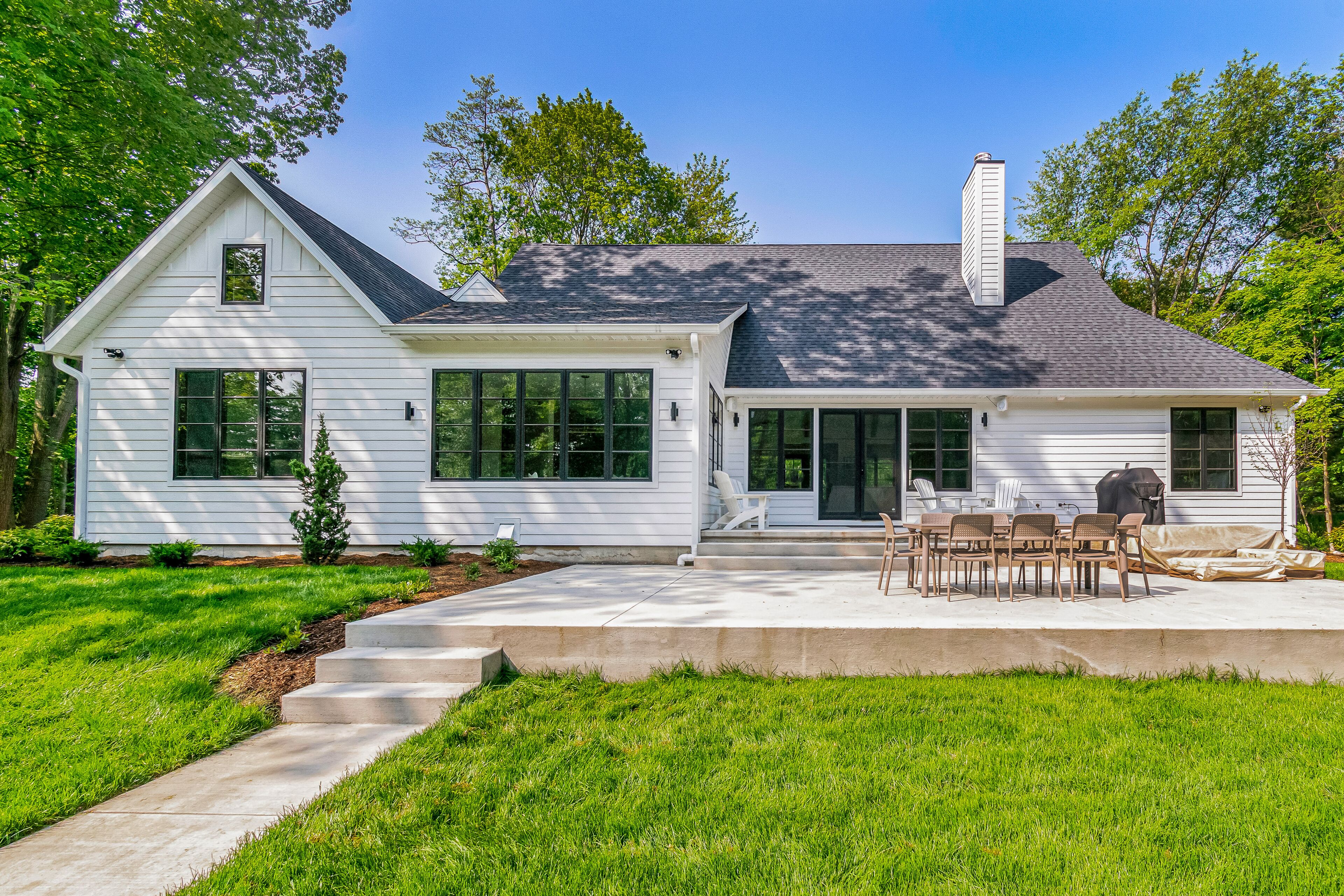Newly built luxury home on 3 acres with private pool - 1 mile to the beach