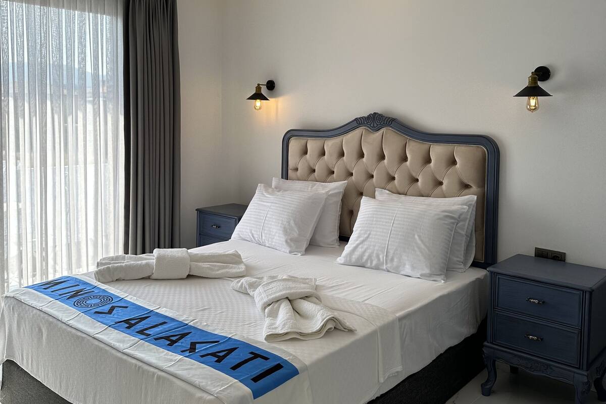 Exclusive Room, 1 Queen Bed, Non Smoking, Pool View | 1 bedroom, minibar, in-room safe, desk