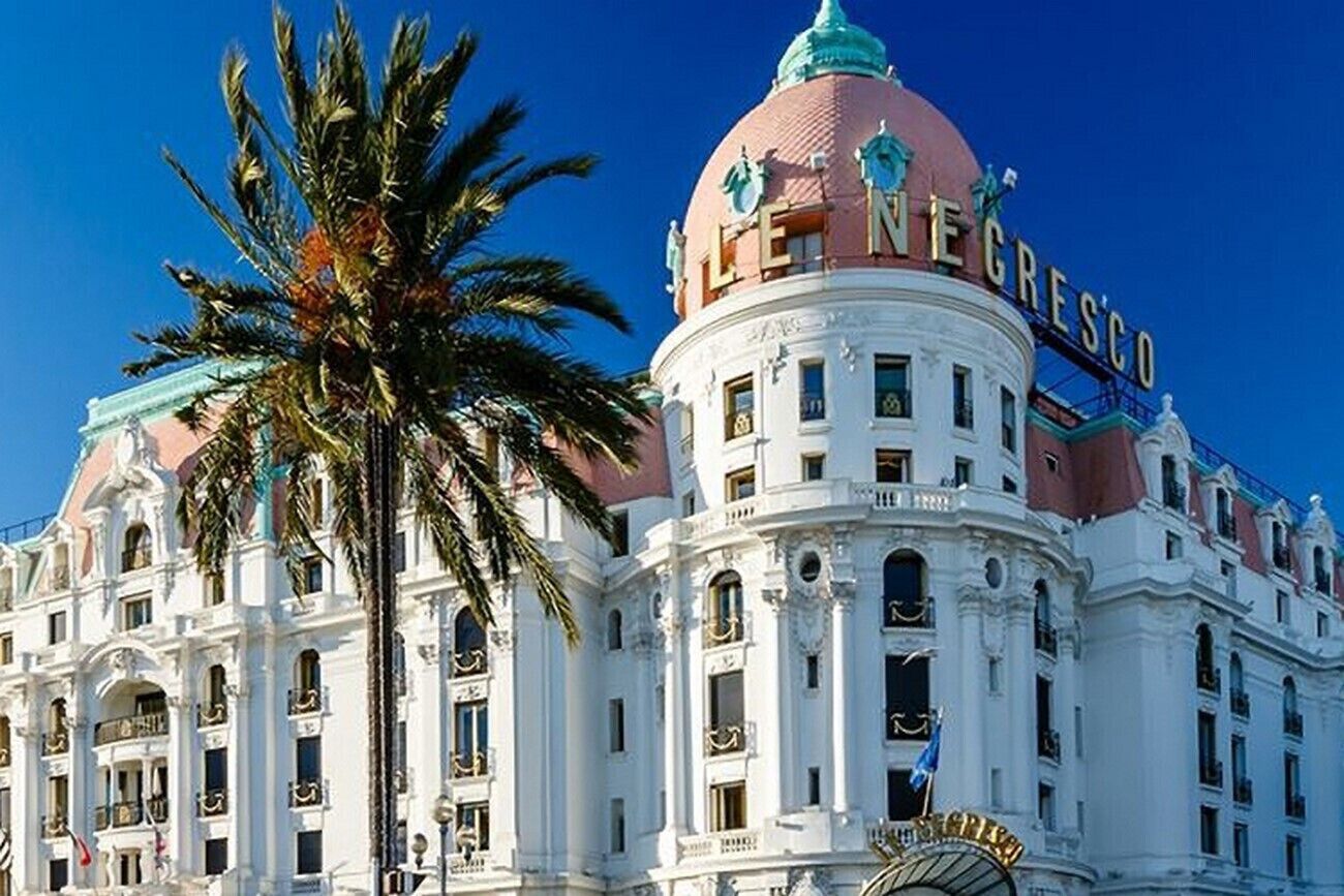 Un edificio grande y ornamentado con una cúpula destacada y el nombre 
