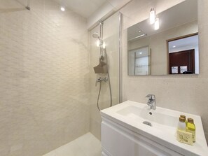 Ducha, artículos de higiene personal gratuitos y secador de pelo