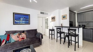 Un appartement moderne comprenant un salon, une cuisine et un coin repas.
