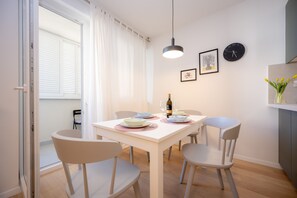 Family Apartment | In-room dining