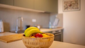 A wooden bowl with fruits on a kitchen counter. - Billie Holiday apartment with balcony (Split)