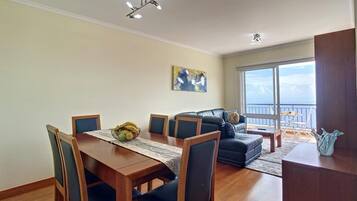 House | 2 bedrooms, desk