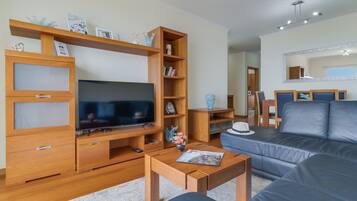 House | 2 bedrooms, desk