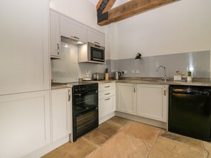 Kjøleskap, oppvaskmaskin, vannkoker og brødrister