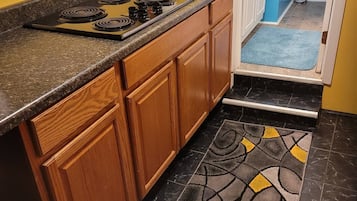 Refrigerador, microondas, placa de cocina, cafetera/tetera