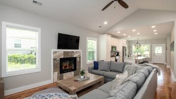 Téléviseur connecté, foyer, table de baby-foot, table de ping-pong