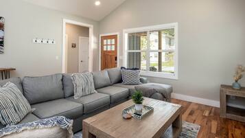 Téléviseur connecté, foyer, table de baby-foot, table de ping-pong