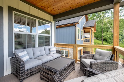 Walkable Downtown 5BR - Hot Tub + Resort Access