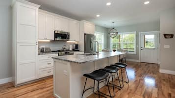 Frigorífic, microones, forn i placa de cuina