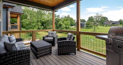 Walkable Downtown 5BR - Hot Tub + Resort Access