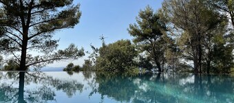 Entre vignes et pinèdes grande villa avec piscine et jacuzzi à 10 mins de la mer