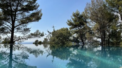 Entre vignes et pinèdes grande villa avec piscine et jacuzzi à 10 mins de la mer