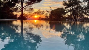 Outdoor pool - Entre vignes et pinèdes grande villa avec piscine et jacuzzi à 10 mins de la mer (La Cadière-d'Azur)