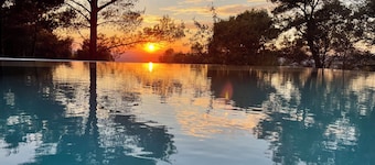 Entre vignes et pinèdes grande villa avec piscine et jacuzzi à 10 mins de la mer