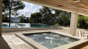 Outdoor pool - Entre vignes et pinèdes grande villa avec piscine et jacuzzi à 10 mins de la mer (La Cadière-d'Azur)