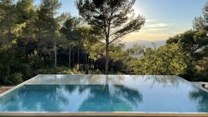 Outdoor pool - Entre vignes et pinèdes grande villa avec piscine et jacuzzi à 10 mins de la mer (La Cadière-d'Azur)