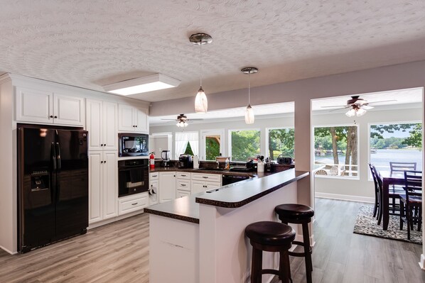 Kjøleskap, oppvaskmaskin, kaffetrakter/tekoker og brødrister