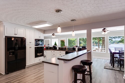 Amazing Lakefront View, Firepit, Flat Yard, Kayak, Dock Swing, Sunsets