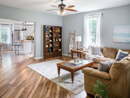 Main Street Family Retreat, Walking Distance to Beach & Downtown. Pet Friendly!