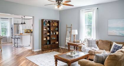 Main Street Family Retreat, Walking Distance to Beach & Downtown. Pet Friendly!