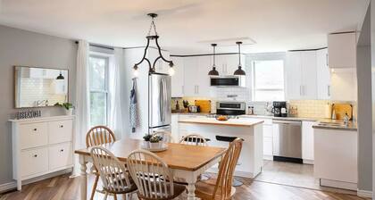Main Street Family Retreat, Walking Distance to Beach & Downtown. Pet Friendly!