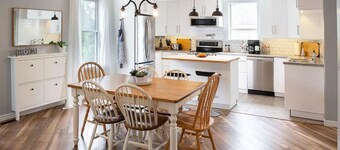 Main Street Family Retreat, Walking Distance to Beach & Downtown. Pet Friendly!