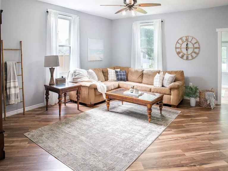 Main Street Family Retreat, Walking Distance To Beach & Downtown. Pet Friendly! - Simcoe