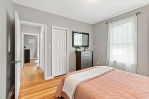 3 bedrooms, desk, iron/ironing board, free WiFi - Stylish, Relaxing & Comfy 3 BDR Home. 2 minutes to Lake Compounce (Bristol)