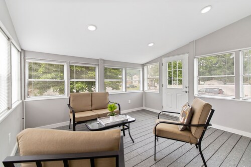 Stylish, Relaxing & Comfy 3 BDR Home. 2 minutes to Lake Compounce