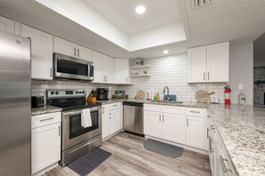 ميكروويف، فرن، موقد طهي مسط ح، غسالة أطباق