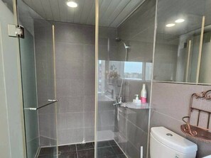 Dusche, Haartrockner, Handtücher, Seife