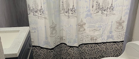 シャワー、タオル、石鹸、トイレットペーパー